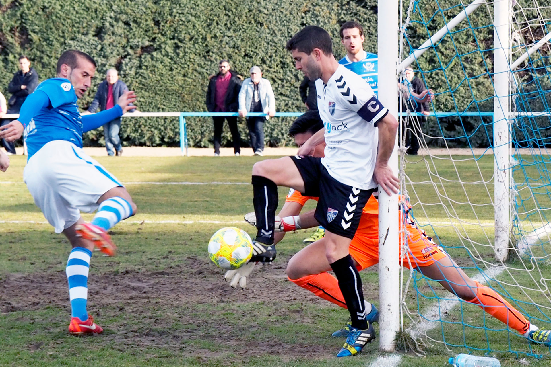 Pluma intenta el remate, con Manu controlando el balón en uno de los últimos derbis./ KAMARERO