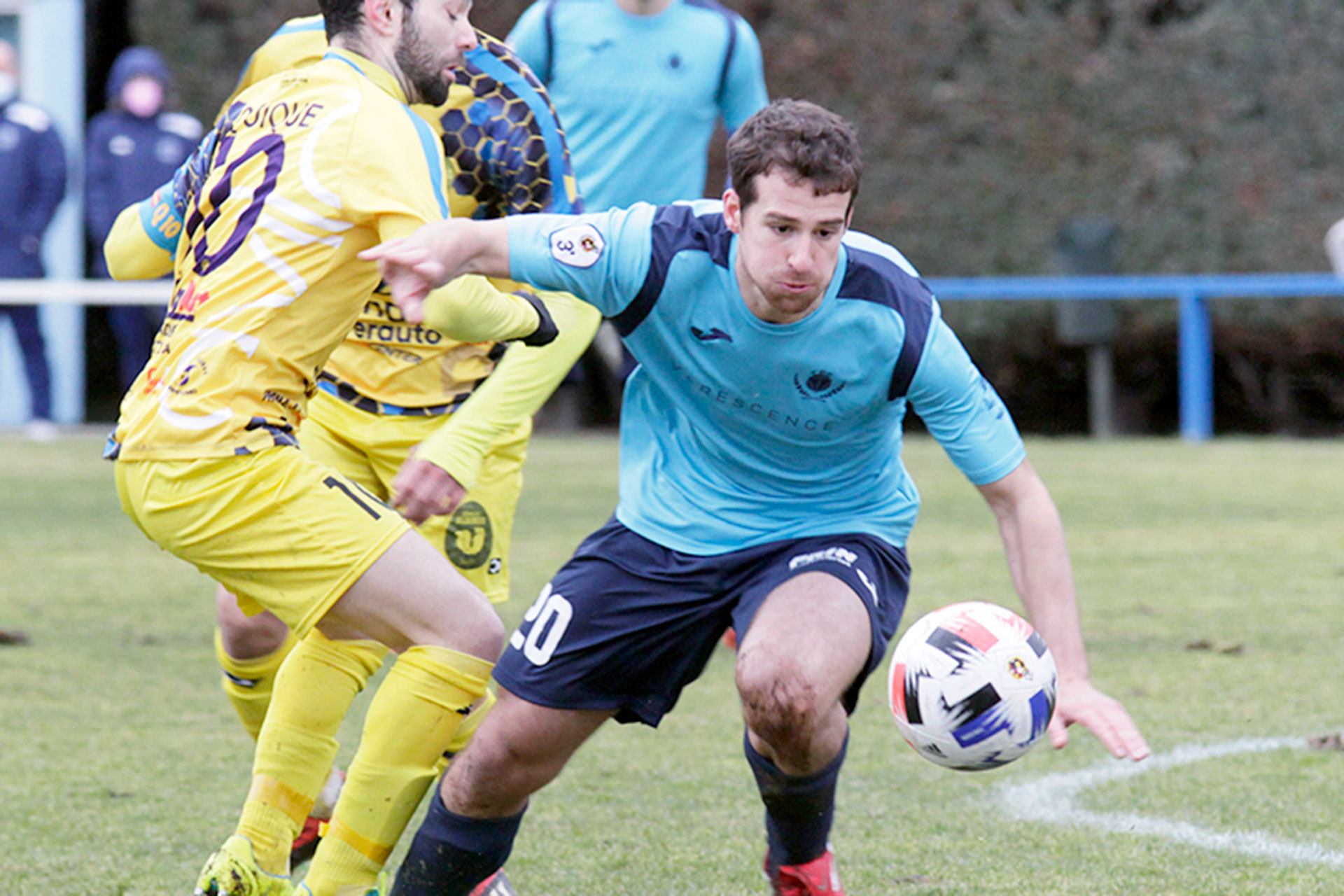 Gabi se deshace de un rival en un partido del CD La Granja. / NEREA LLORENTE