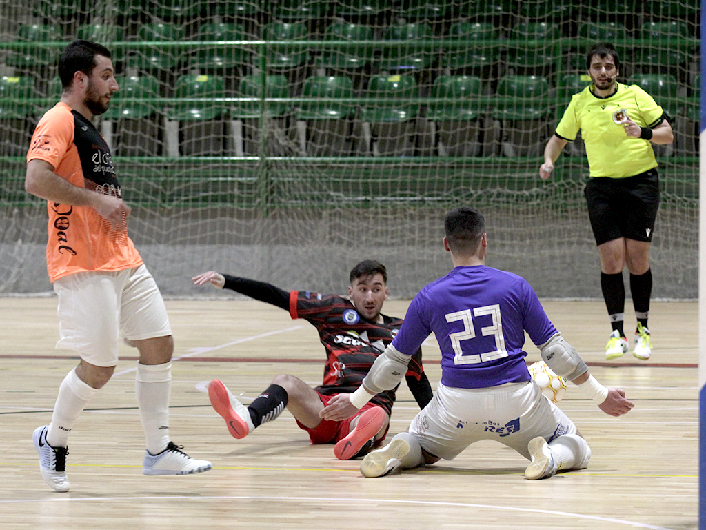 El jugador del Segosala Julio Miguel trata de batir al portero del Boal. / NEREA LLORENTE