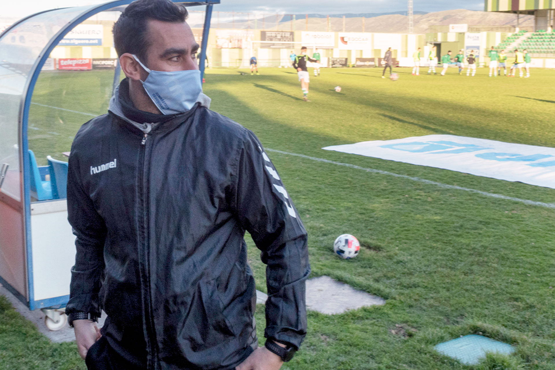 Manu González mira hacia atrás mientras se dirige al vestuario en la previa de un partido. / KAMARERO