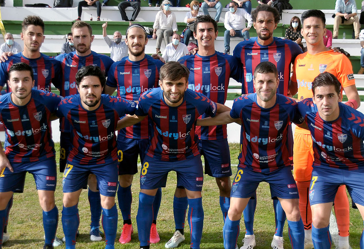 Equipo de la Gimnástica Segoviana que formó en el campo de El Mancho frente a la Cebrereña en el primer partido de liga./ JUAN MARTÍN-GIMNÁSTICA SEGOVIANA