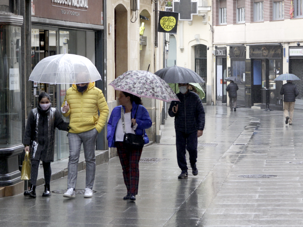 Personas caminan por la calle en un día lluvioso. / NEREA LLORENTE