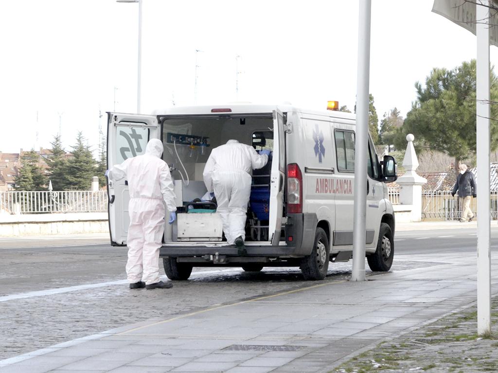 Dos sanitarios preparan el equipamiento de la ambulancia. / NEREA LLORENTE