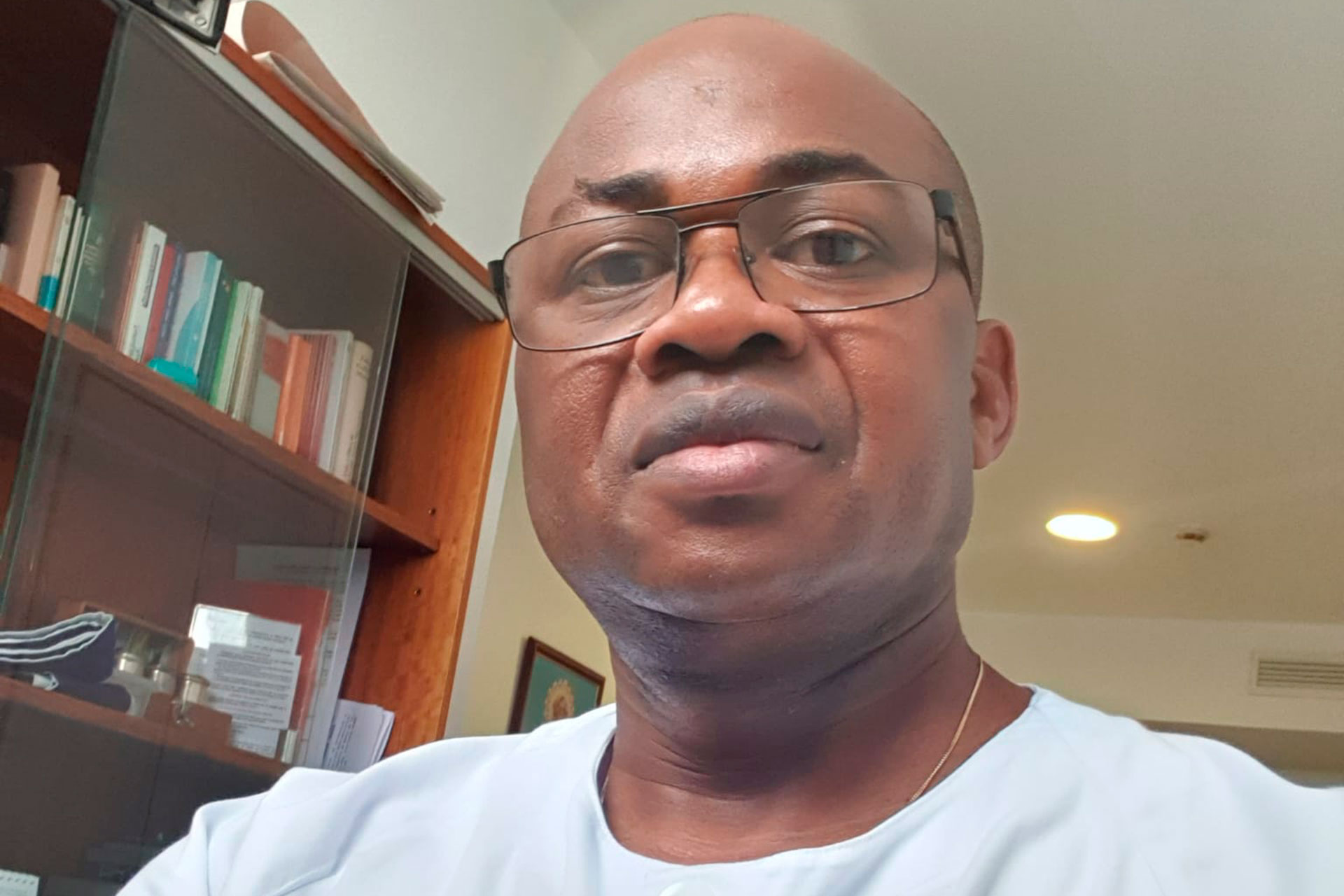 El capellán Henri Tshipamba, posa con su uniforme de trabajo. / EL ADELANTADO