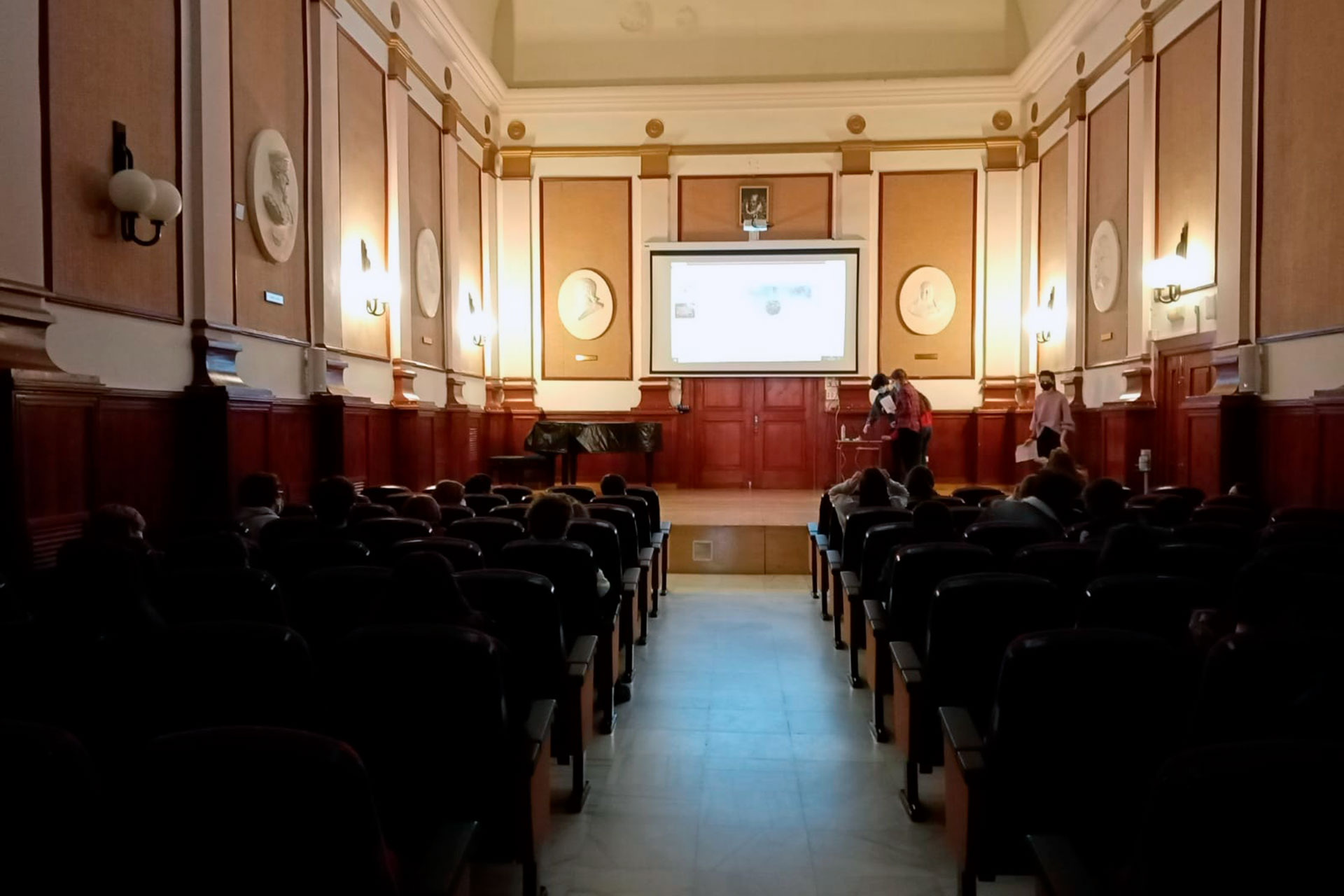 Sesión del proyecto llevada a cabo en el salón de actos del instituto./EA