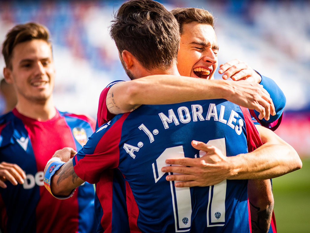 Jorge de Frutos se abraza con el capitán del Levante, Morales. / LEVANTE UD