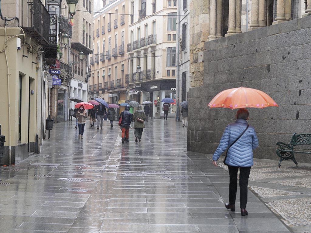 Gente por la Calle Real de Segovia en día de lluvia. / NEREA LLORENTE