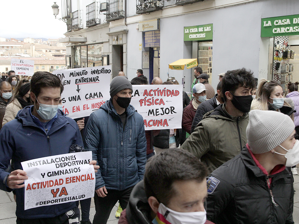 Los manifestantes mostraron mensajes alusivos al carácter esencial de su actividad. / NEREA LLORENTE