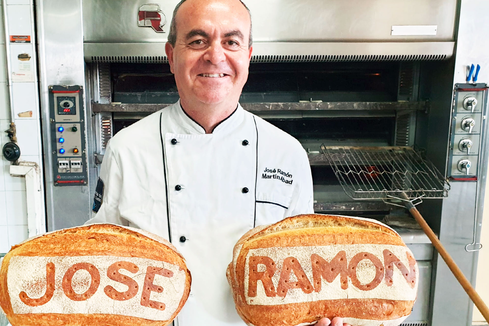 José Ramón Martín muestra una de sus creaciones. / EL ADELANTADO