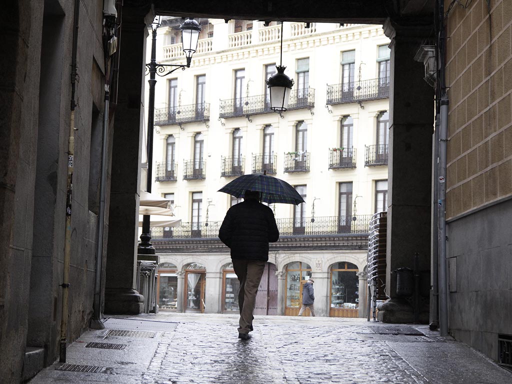 Jornada de lluvia en la entrada a la Plaza Mayor de Segovia. / NEREA LLORENTE