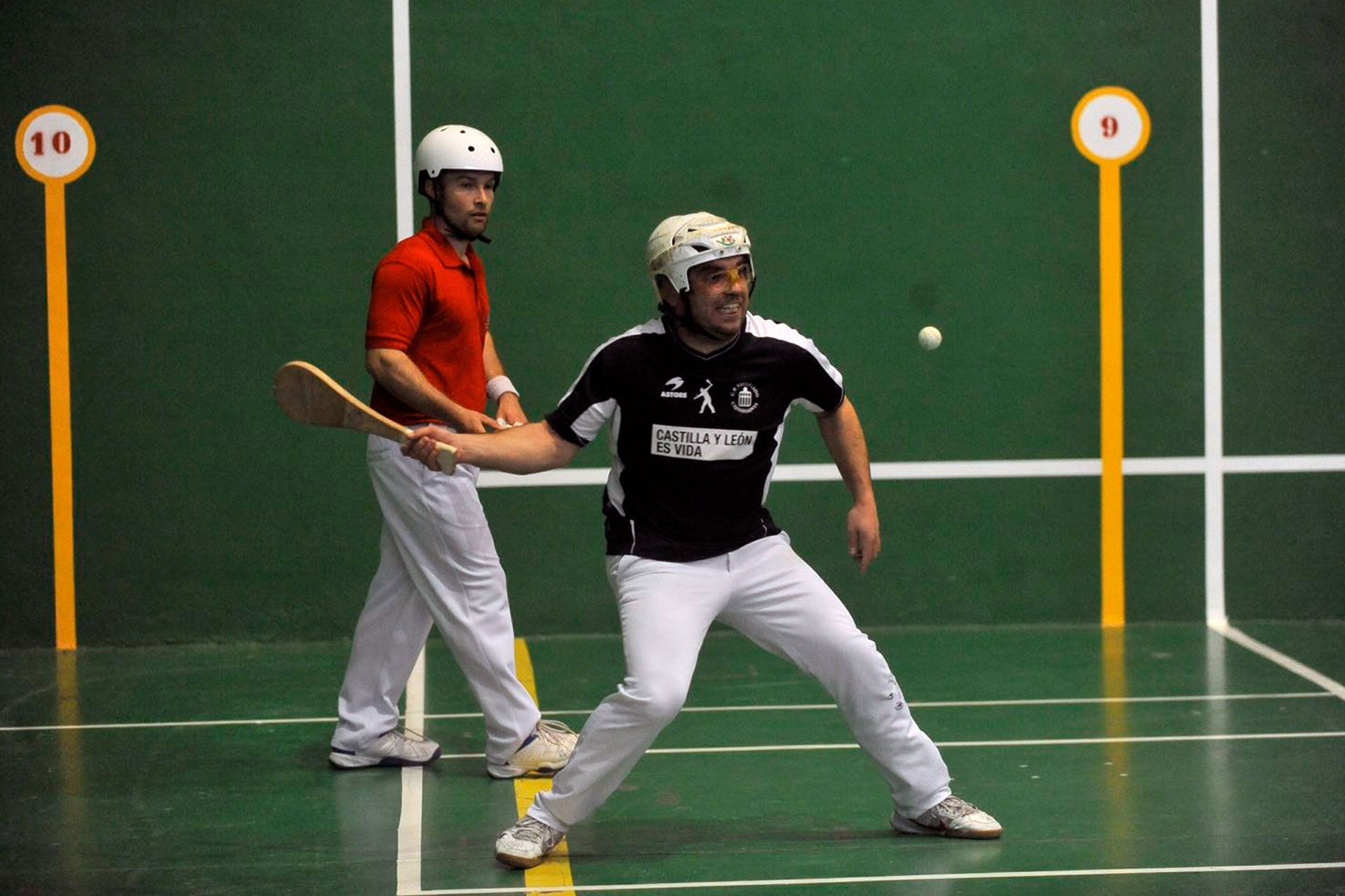 El jugador del Vallelado, golpeando la bola. / EL ADELANTADO