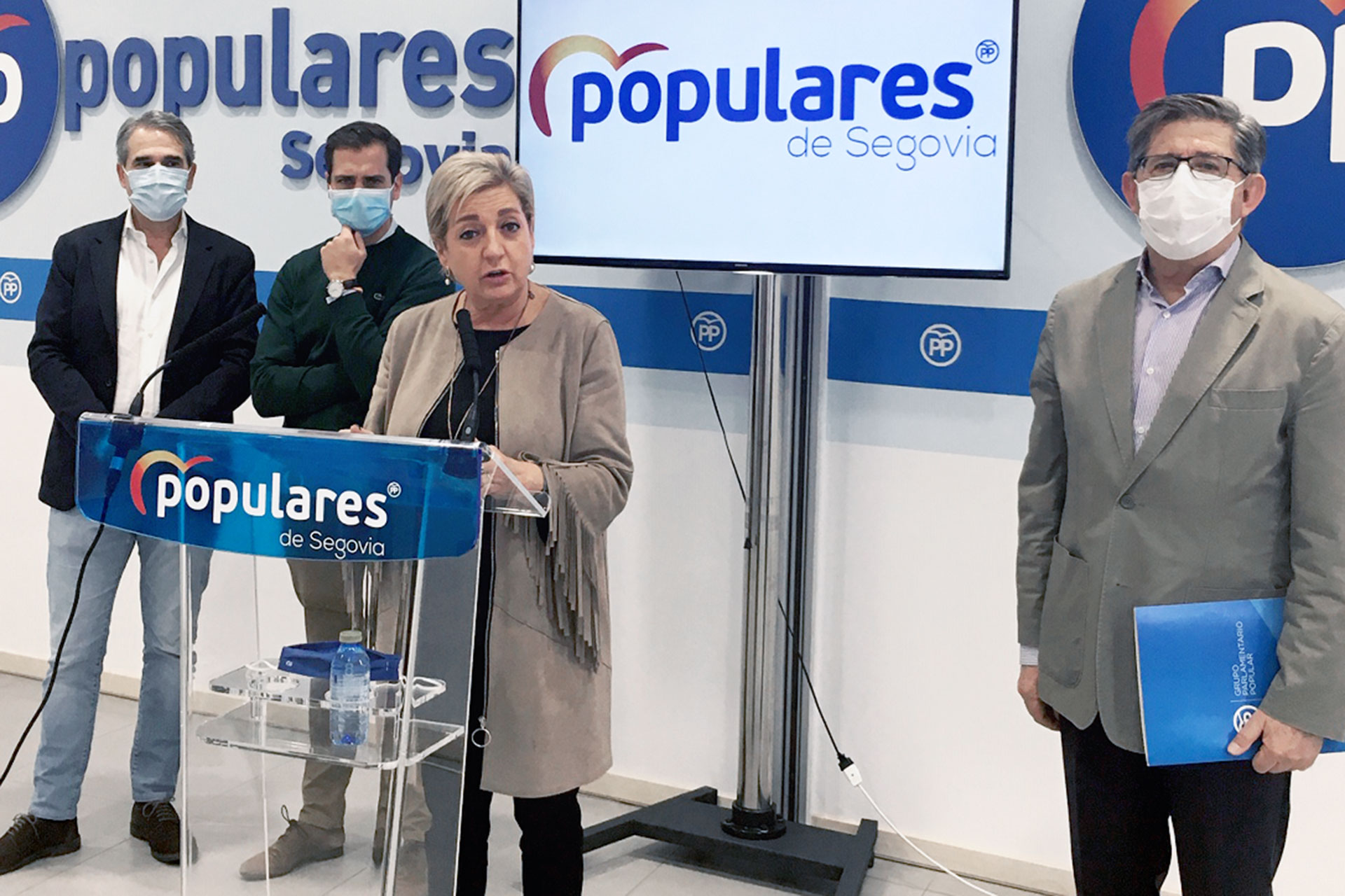 Paloma Sanz junto a Jesús Postigo, Pablo Pérez y Juan José Sanz Vitorio. /EA