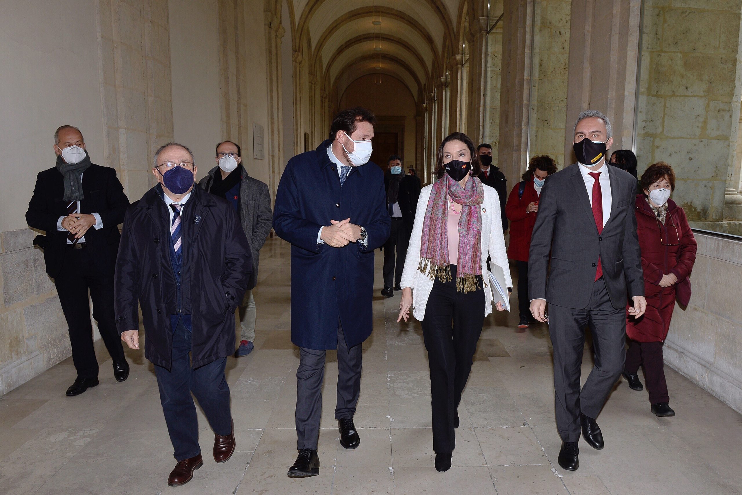 La ministra de Industria, Comercio y Turismo, Reyes Maroto (3d), junto al alcalde, Óscar Puente (3i), y el delegado del Gobierno, Javier Izquierdo (2d). EFE/NACHO GALLEGO