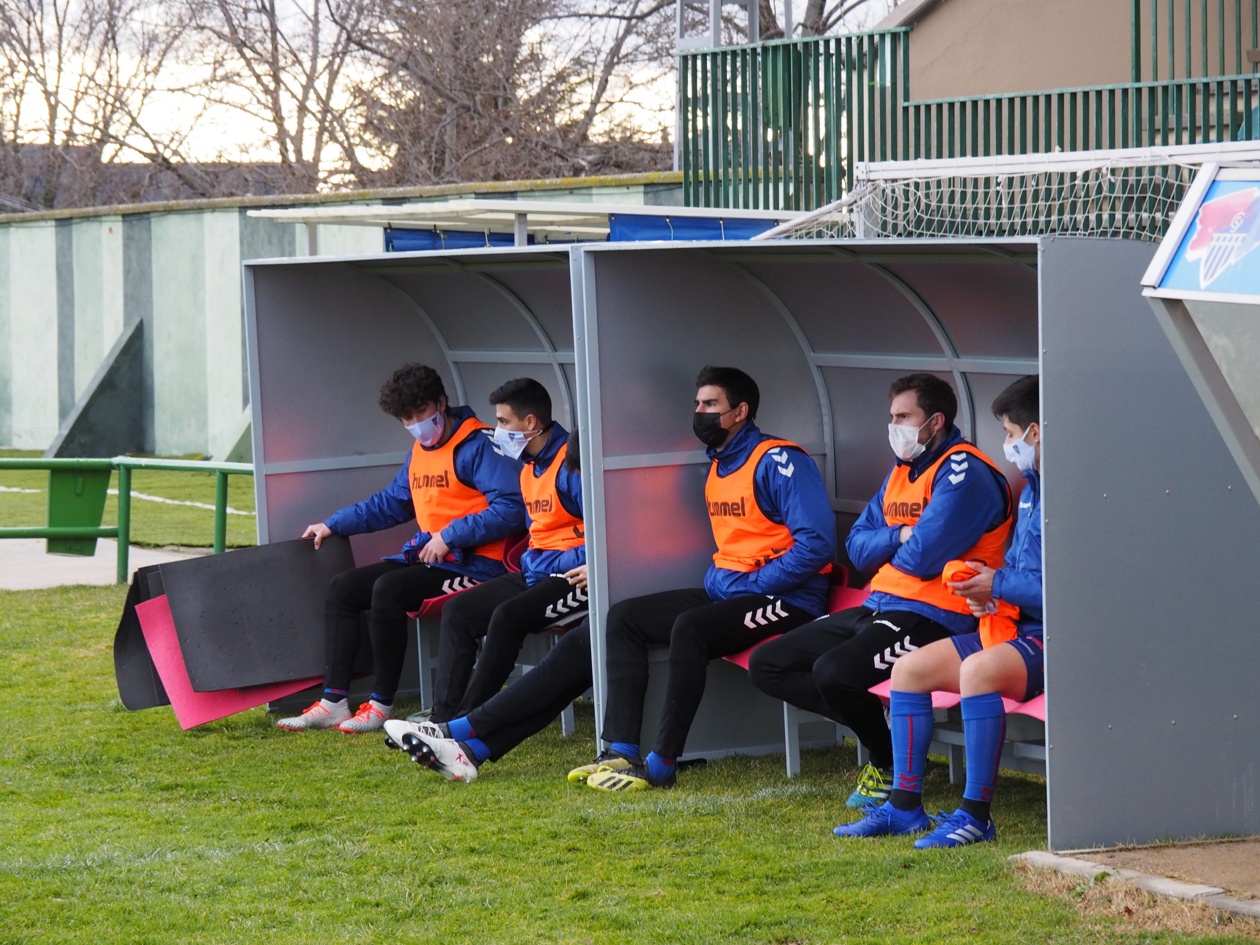 Los jugadores suplentes de la Gimnástica Segoviana en los prolegómenos del encuentro ante el CD La Granja. / KAMARERO