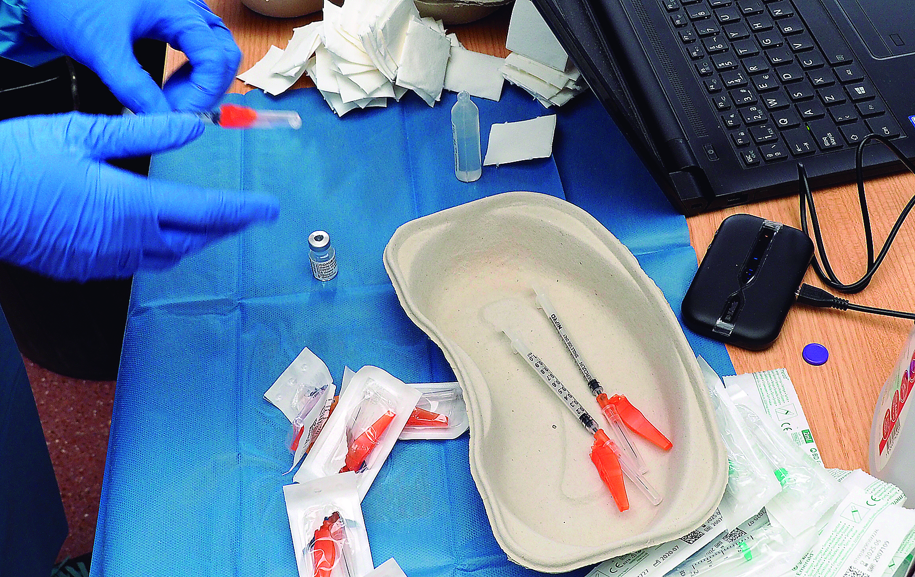 08 1kama Vacunacion Coronavirus Mayores 80 Dependientes Pabellon Pedro Delgado KAM0141