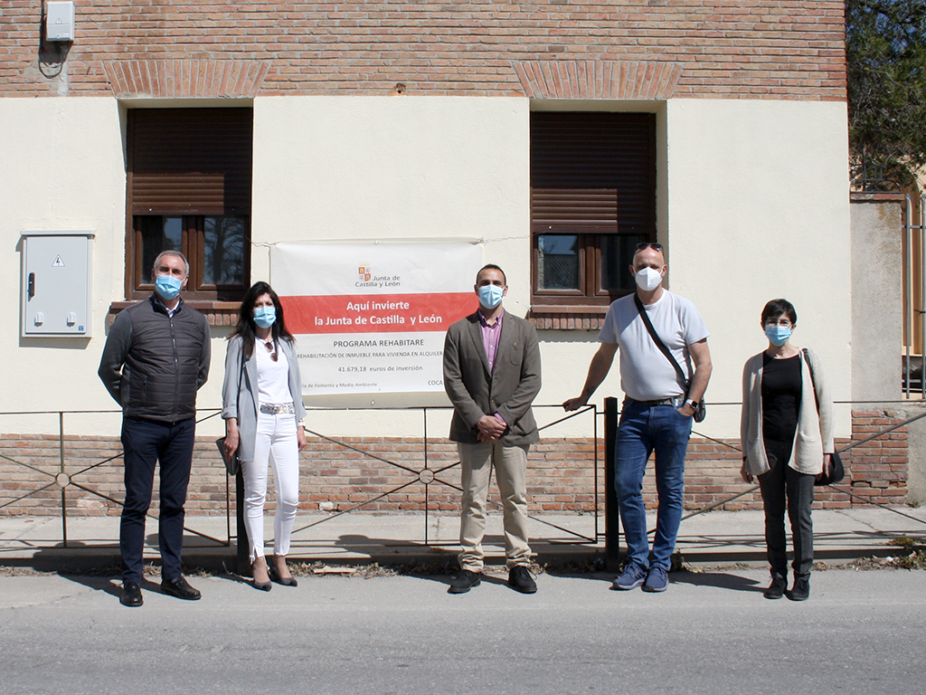 José Mazarías y Natalia Flórez acompañados del equipo de gobierno de Coca. / E.A.