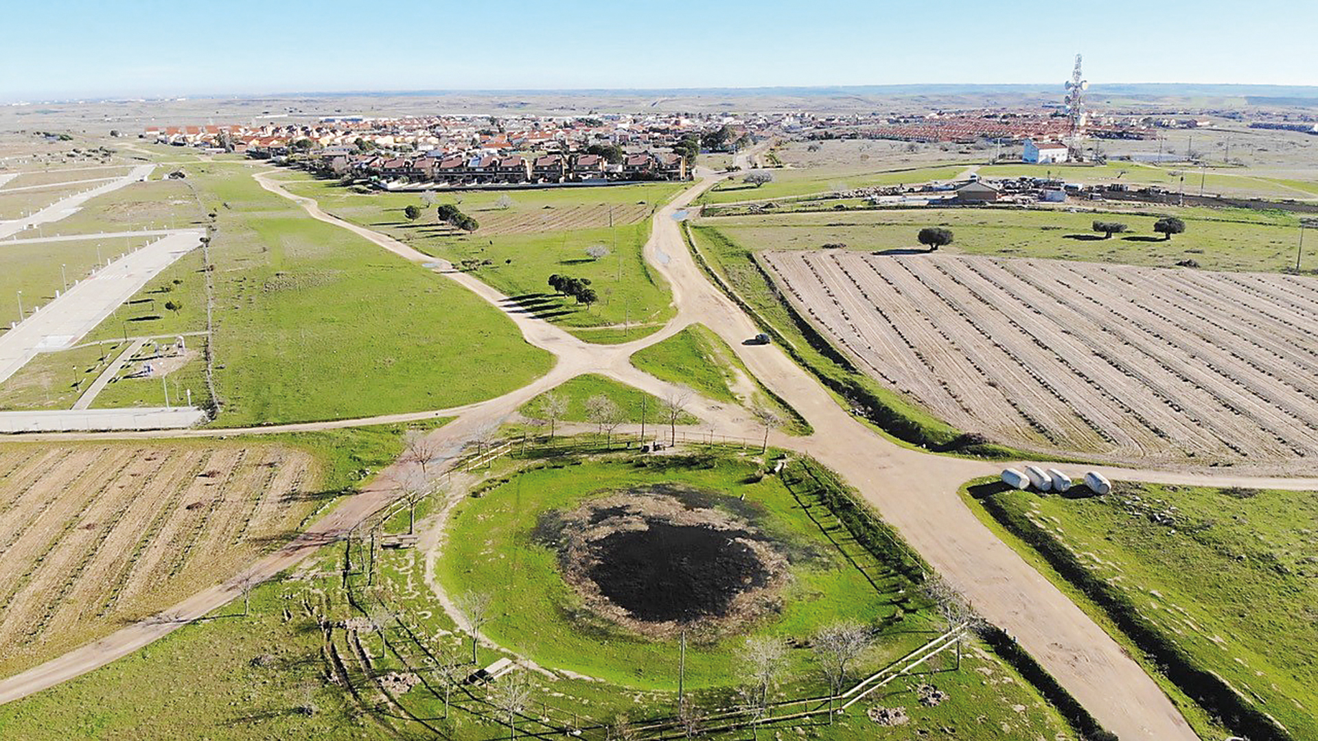 Verdugales y laguna en la encrucijada entre la Cañada Real Segoviana, el cordel de Hormigos y el Camino Real de Guadalupe, en Las Ventas de Retamos (Toledo). Zona tradicional de paso e invernada de los ganados, en uno de los puntos más meridionales de la tierra de Segovia. DAVID GONZÁLEZ AGUDO.