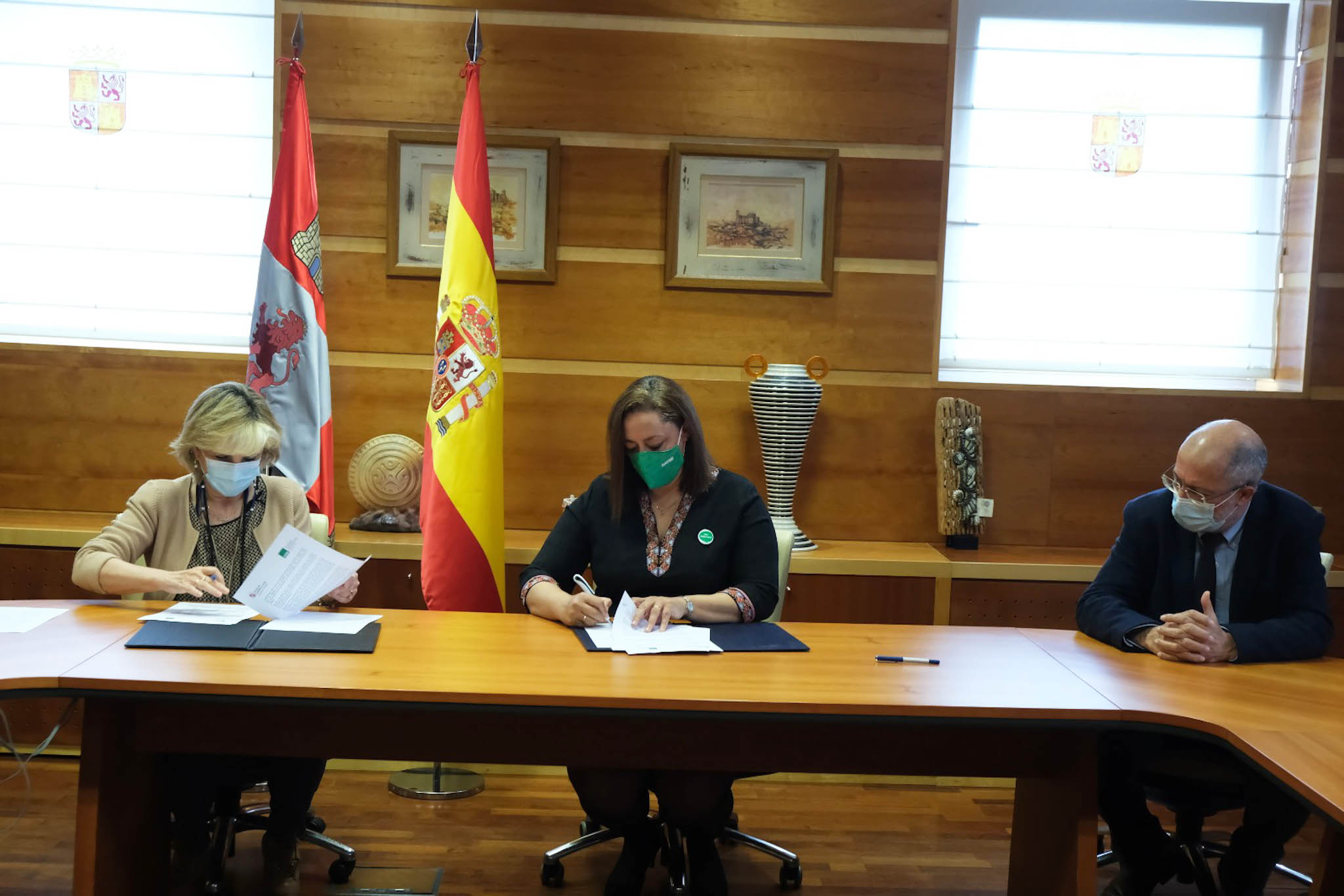 Sanidad y Satse firman un acuerdo "histórico" para mejorar el sueldo de 10.000 enfermeros 1 Verónica Casado y Mercedes Gago firman el acuerdo.