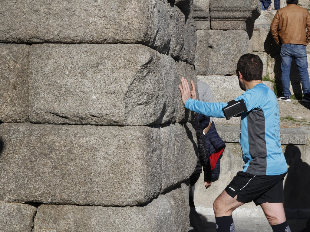 8 1nerea hombre apoyadi acueducto