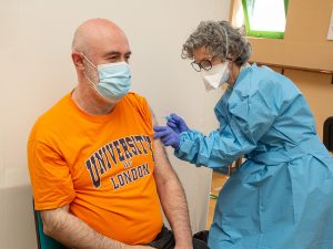 8 3nerea enfermera pone vacuna 8 3nerea enfermera pone vacuna