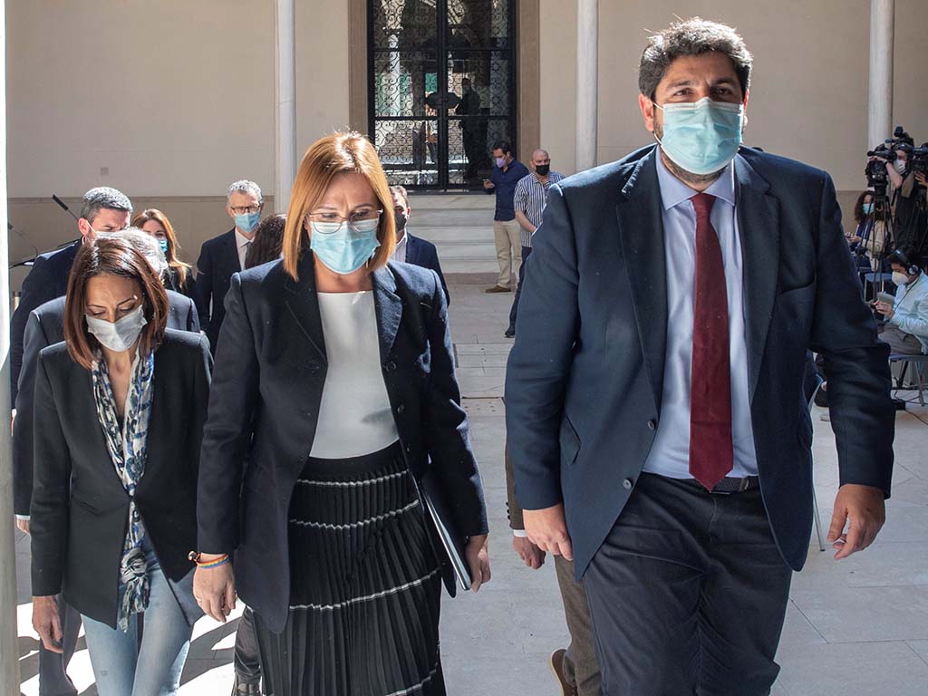 El presidente de la Comunidad de Murcia Fernando Lopez Miras la vicepresidenta Isabel Franco y la diputada de ciudadanos Valle Miguelez