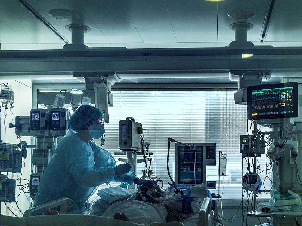 La semana se cierra con el repunte de casos más fuerte en los dos últimos meses 1 UCI Coronavirus Hospital Ingresado