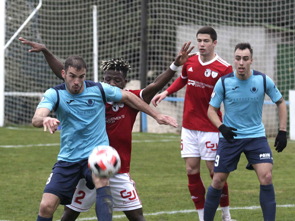 Víctor Velasco controla el balón ante un rival del Burgos Promesas en El Hospital.