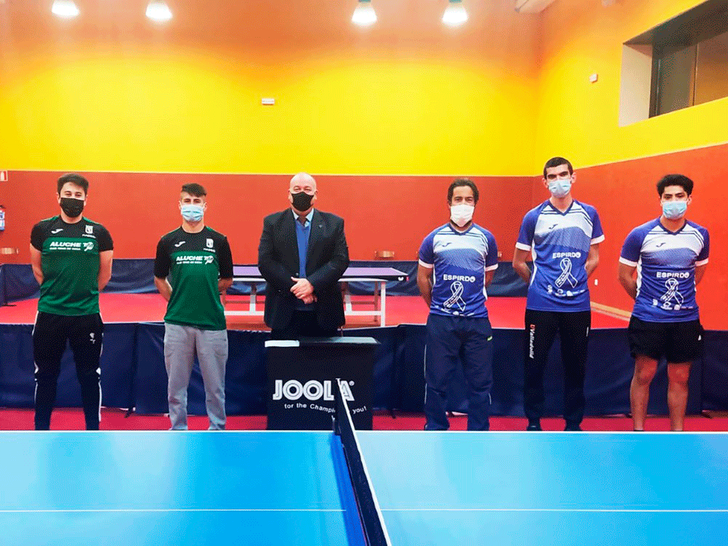 Integrantes de Aluche y Seghos-San Crsitóbal en los prolegómenos del partido