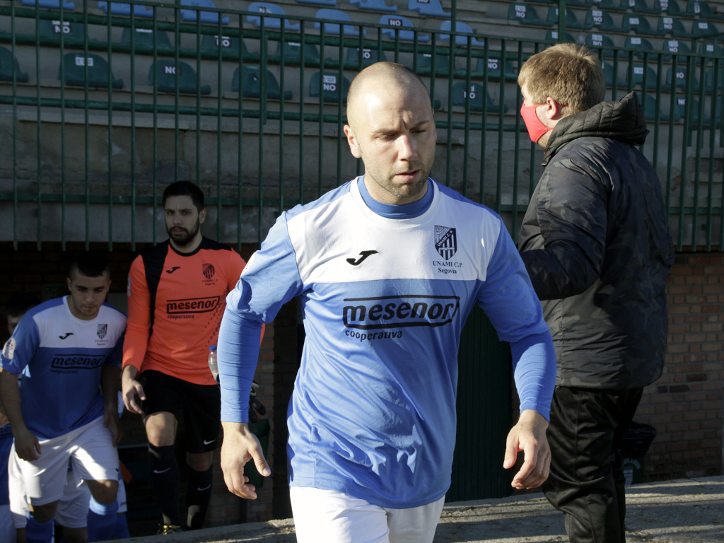 unami jugadores saltan al campo