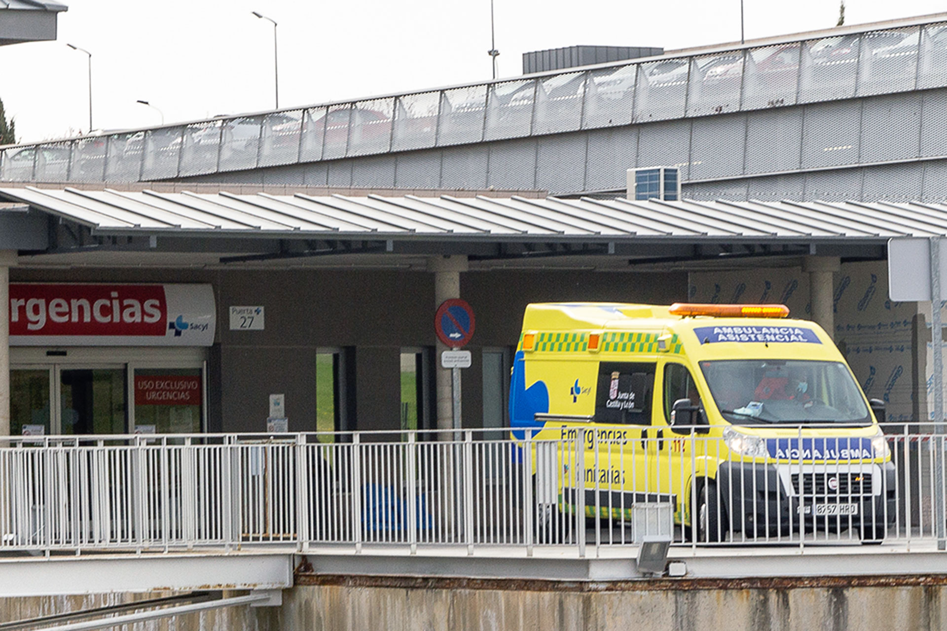 hospital general urgencias coches mal aparcados