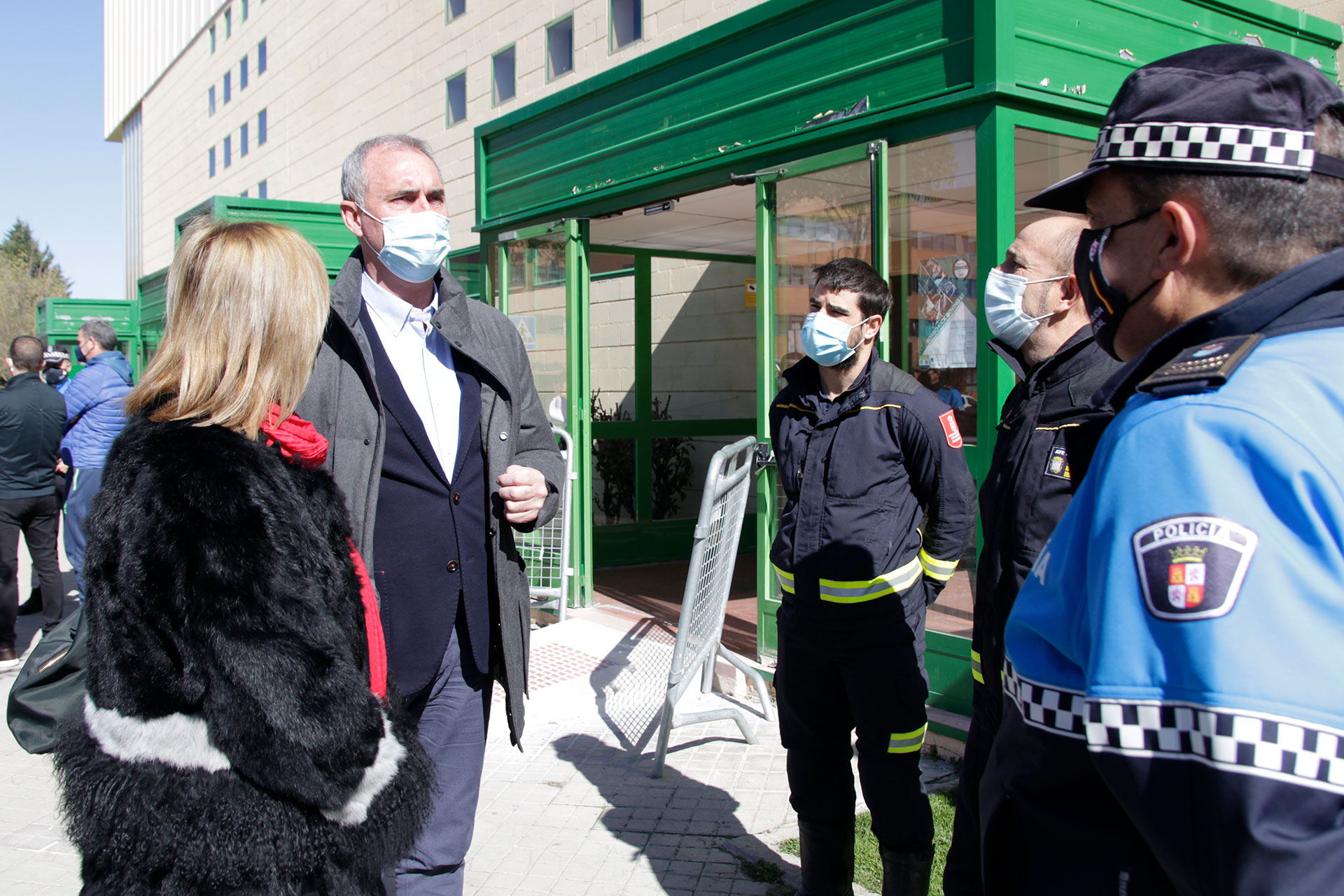 vacunacion policia local y bomberos pabellon pedro delgado 2