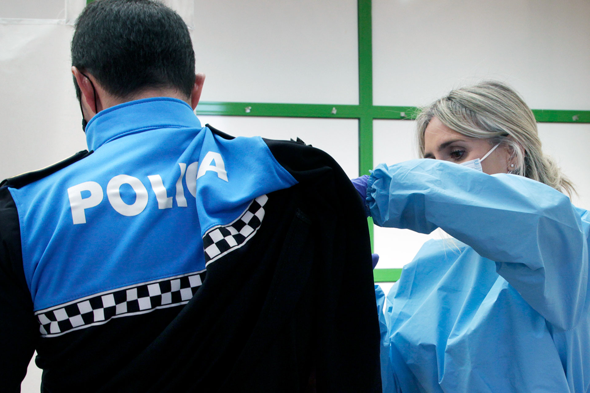 vacunacion policia local y bomberos pabellon pedro delgado