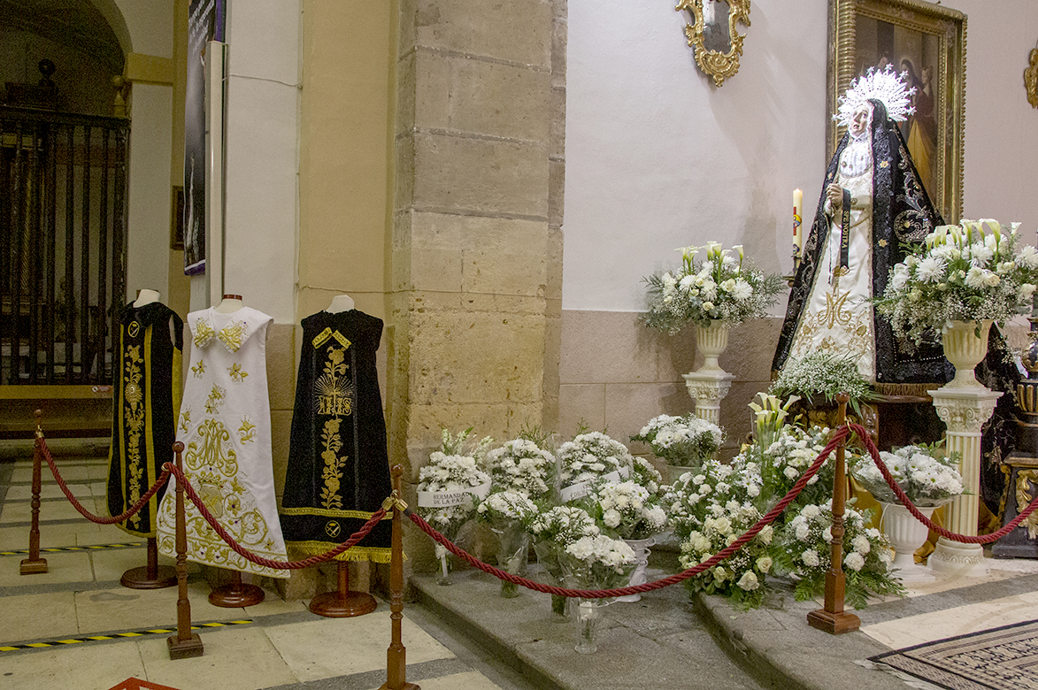 virgen de la dolorosa y mandiles