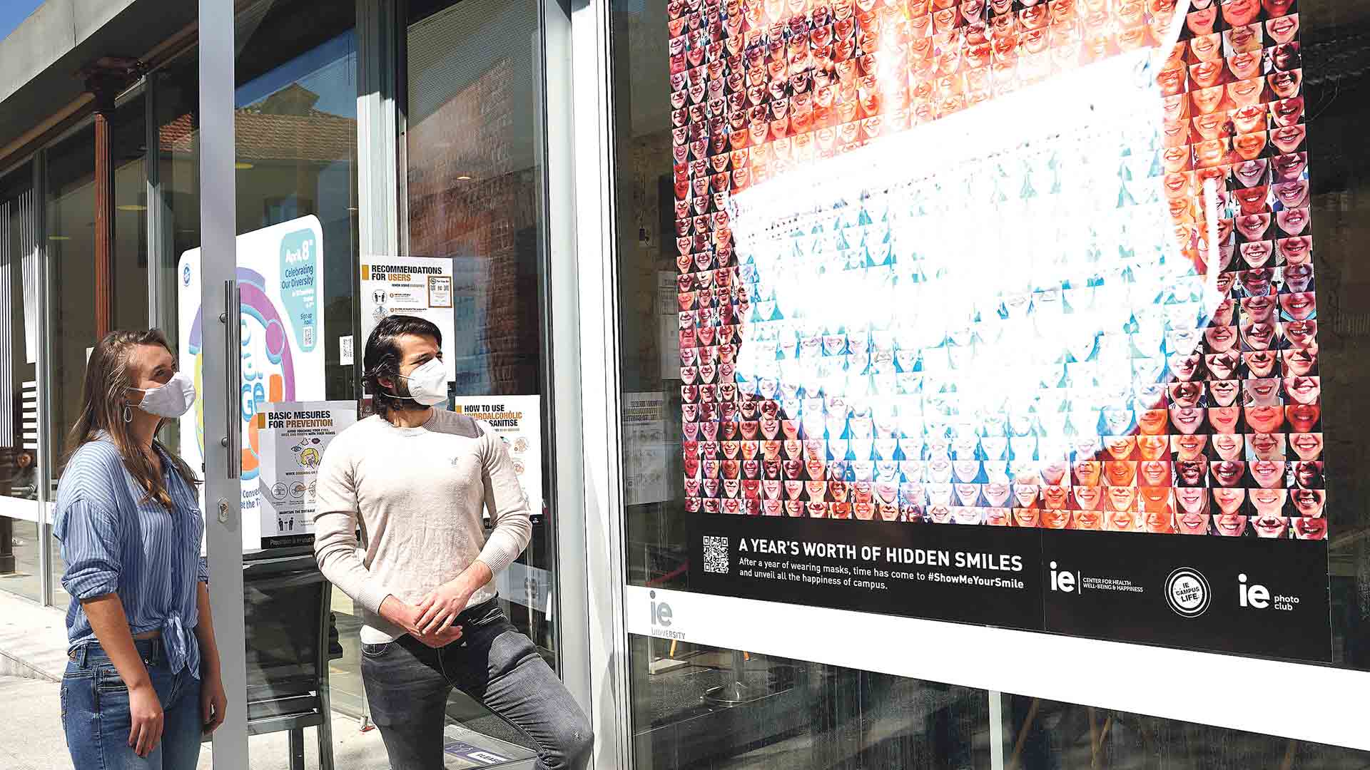 El mural reúne cerca de doscientas fotografías en un mensaje de optimismo y de unión de cara al futuro. / R.A.