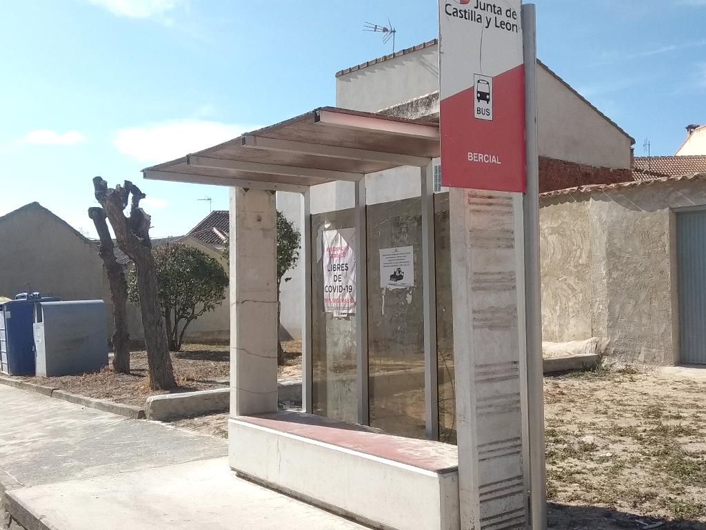 Parada de autobuses del municipio de Bercial. / E.A.