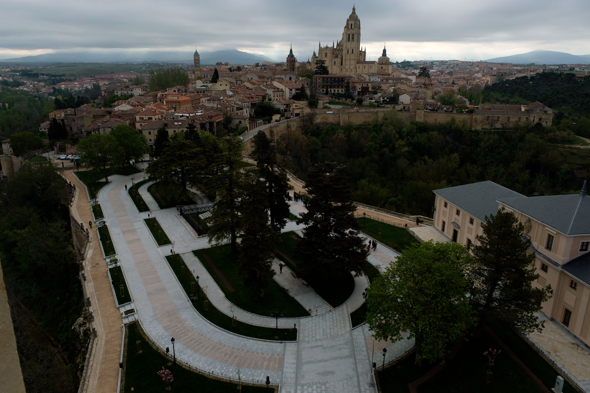 Imagen panorámica de la plaza de la Reina Victoria Eugenia desde el Alcázar, tras la remodelación. / KAMARERO