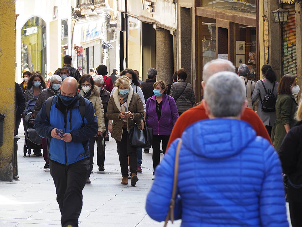 Calle Gente Mascarillas Coronavirus KAM 1