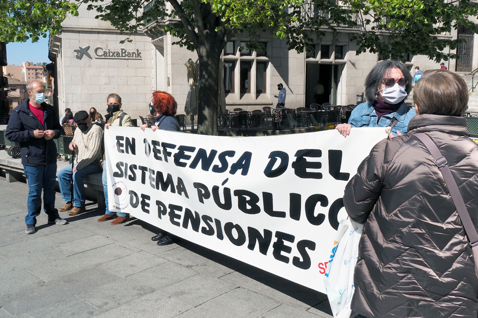 La plataforma pensionista se movilizó ayer en la avenida del Acueducto bajo el lema ‘la pobreza mata’. / KAMARERO
