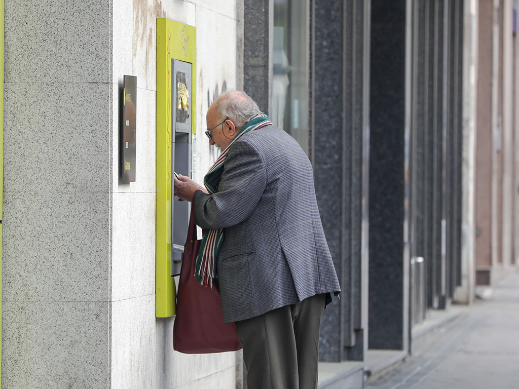 EuropaPress 2719473 anciano saca dinero cajero capital anuncio estado alarma restricciones