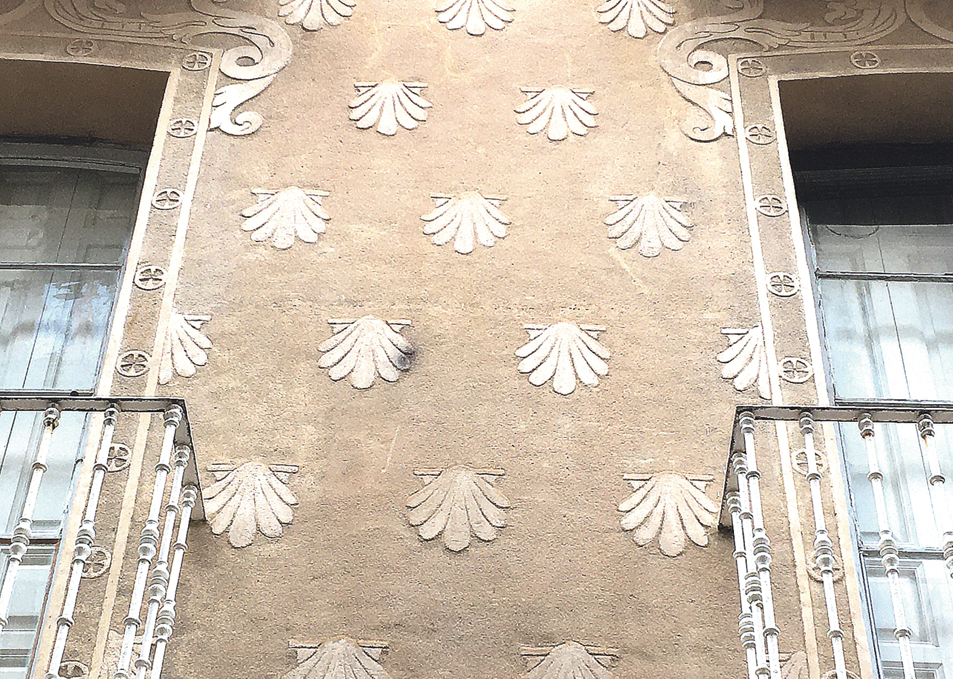 Las conchas colocadas al tresbolillo de la Casa de los Moreno. A. G. P.