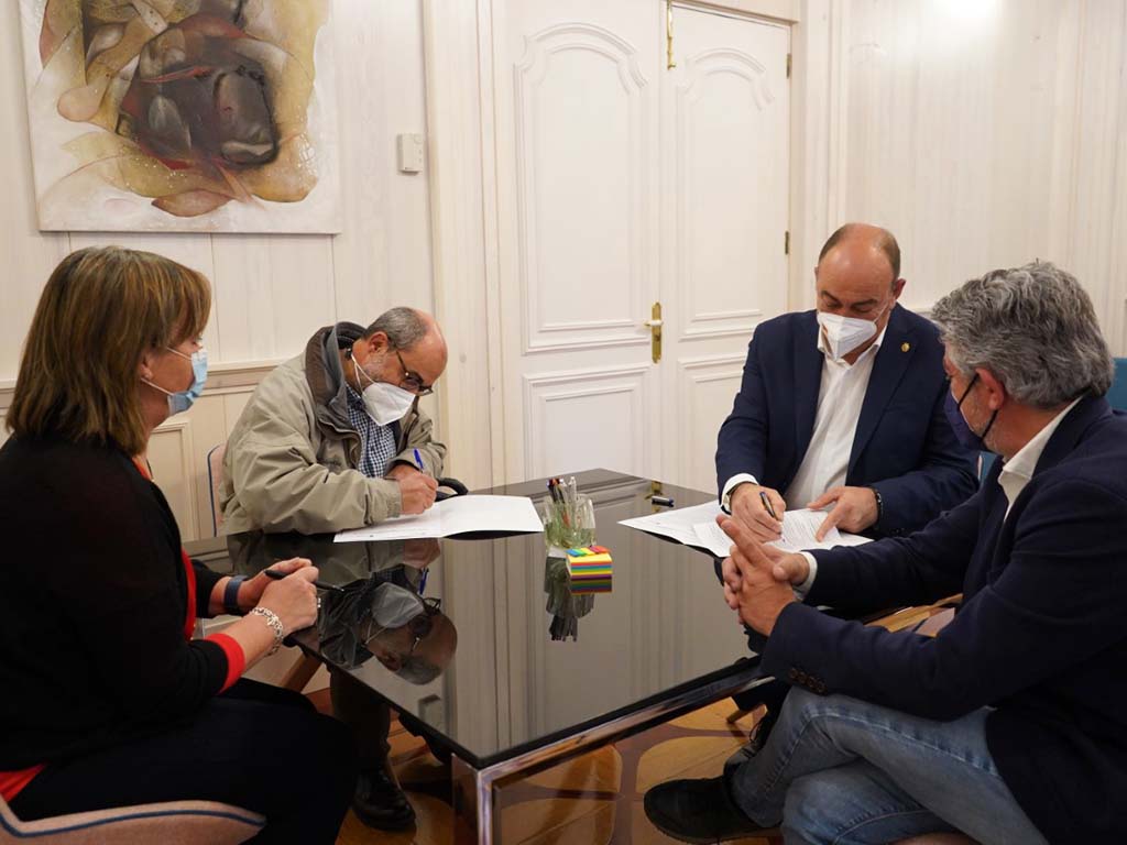 Firma convenio Escuela de Dulzaina Diputacion