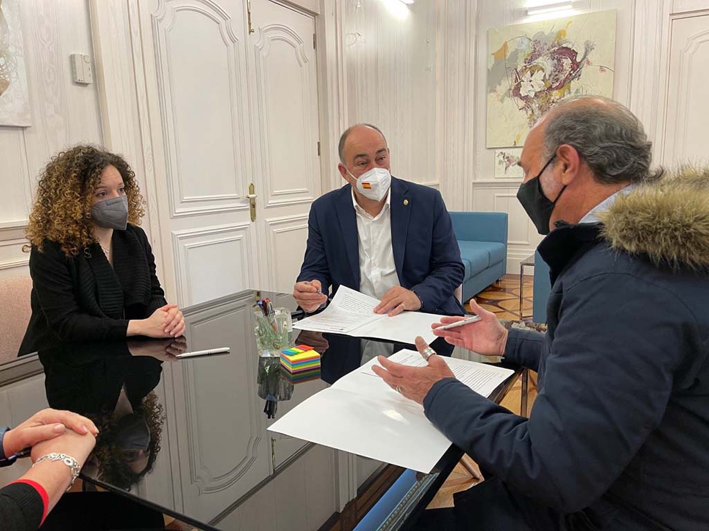 Firma convenio gremio artesanos noemi otero miguel angel de vicente diputacion