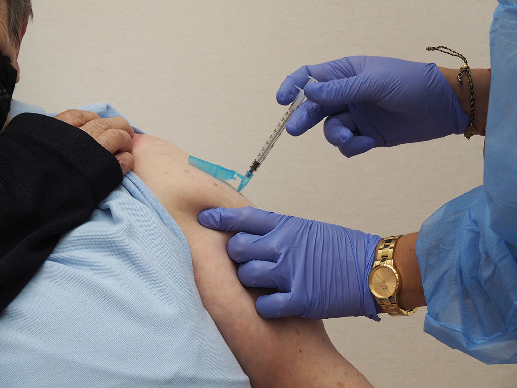 Pabellon Pedro Delgado Vacunacion Pfizer Coronavirus KAM 2