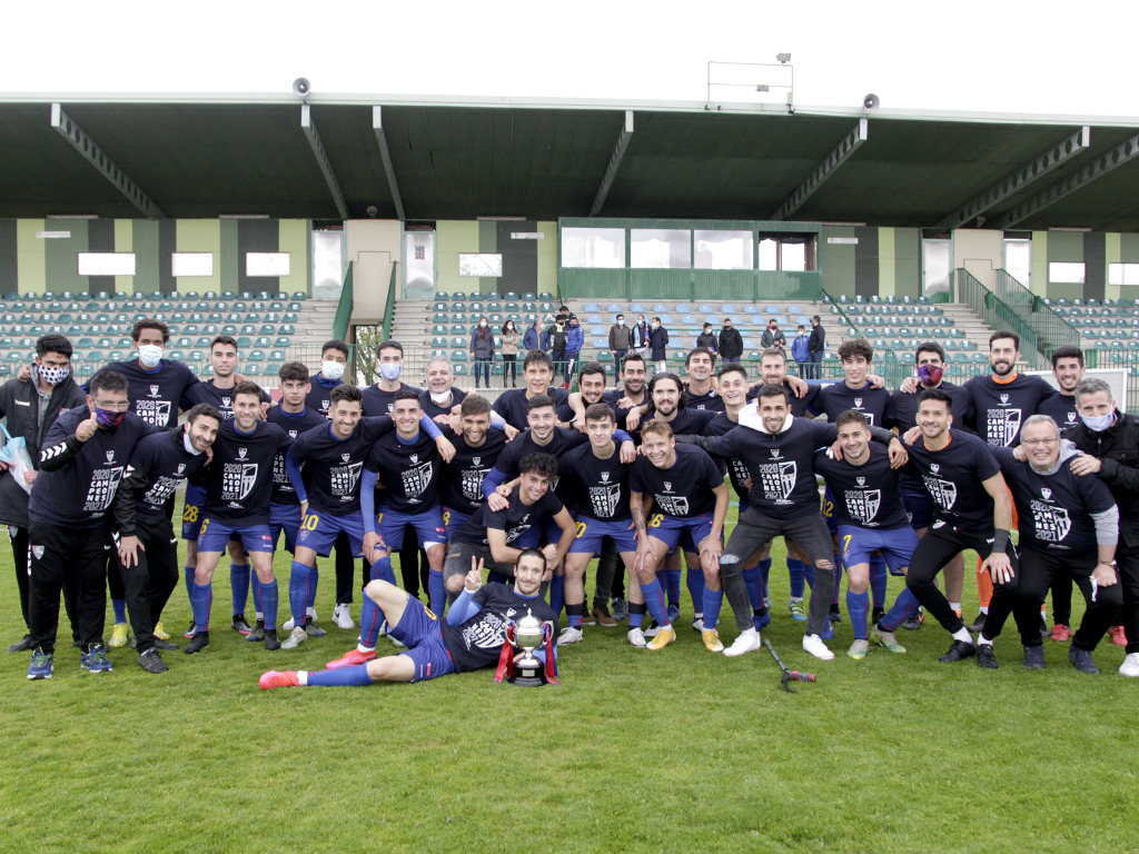 La Albuera entona el 'We are the champions' 1 Los jugadores de la Segoviana celebran el título de Tercera División
