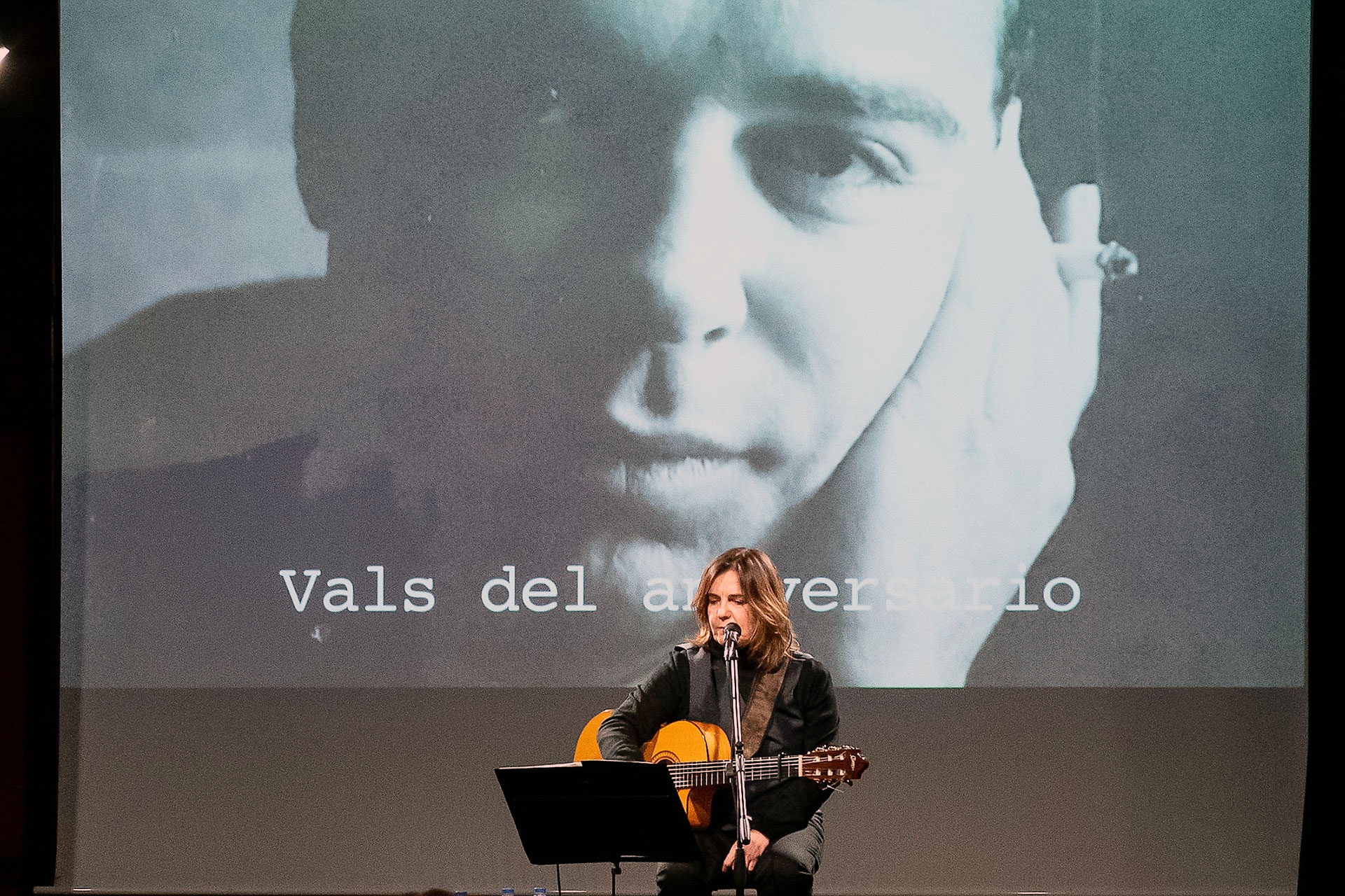 La cantante Silvia Comes homenajea al poeta Gil de Biedma. / KAMARERO