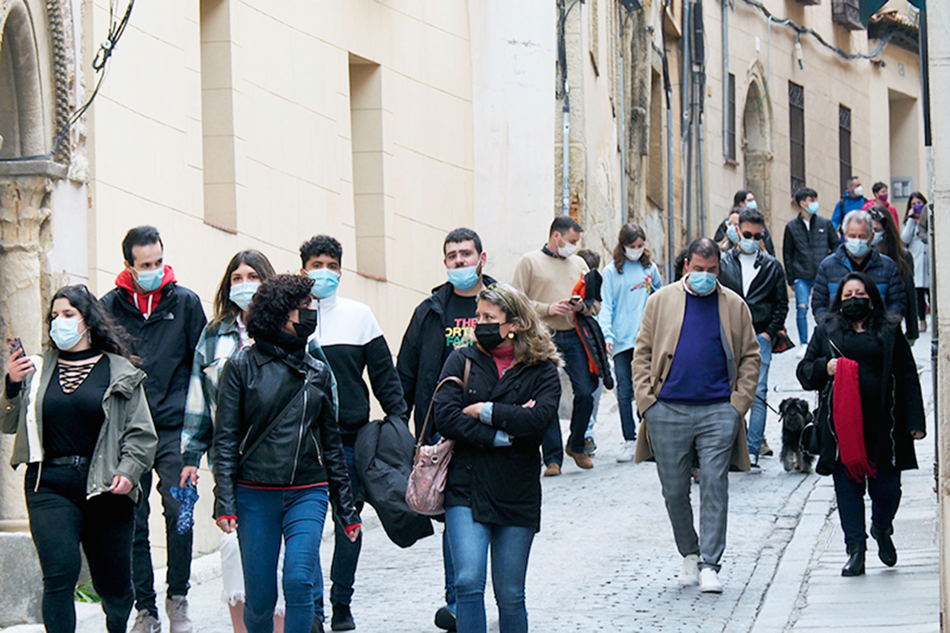 Turistas gente paseando coronavirus