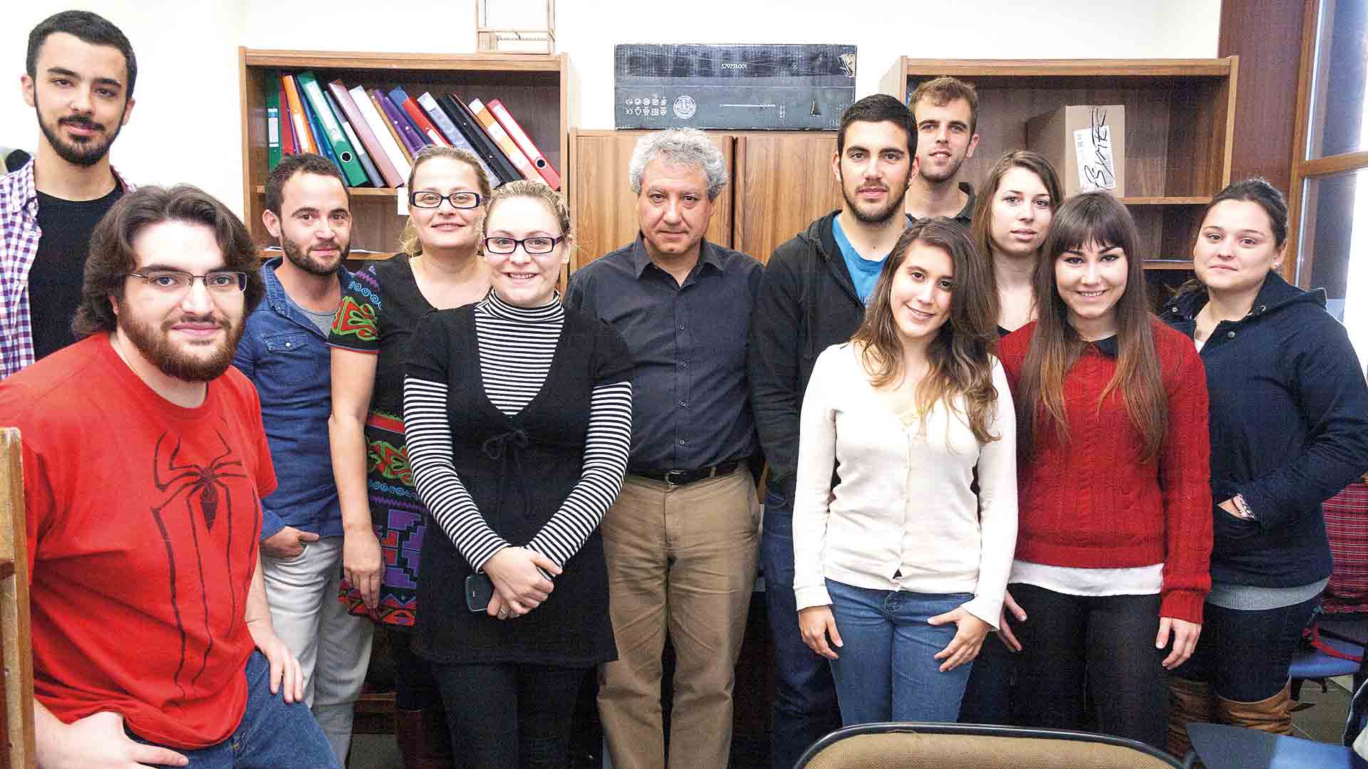 Jesús Bermejo junto con estudiantes del Laboratorio Científico Lipsimedia.
