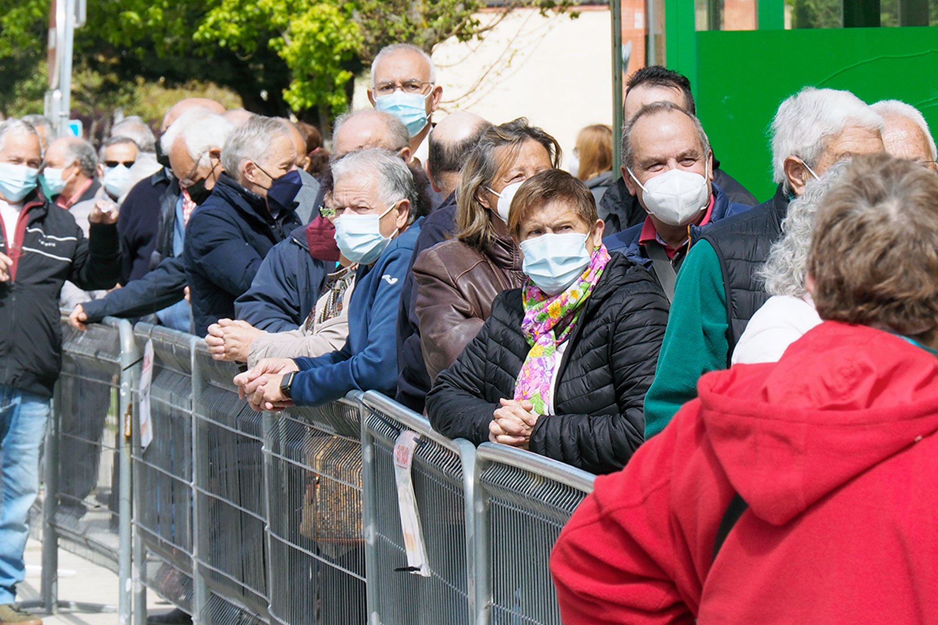 Vacunacion 1950 Colas Coronavirus Pabellon Pedro Delgado KAM9949