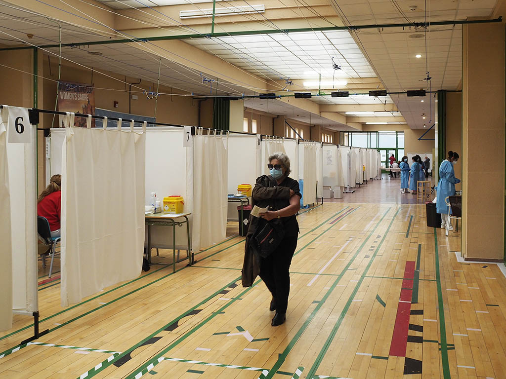 Vacunacion 1950 Colas Coronavirus Pabellon Pedro Delgado KAM9959