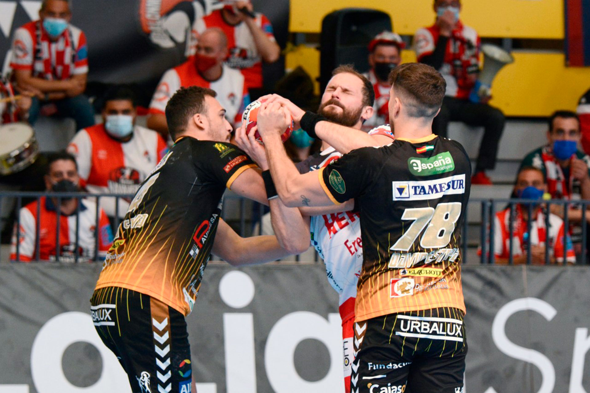 Adrián Rosales es frenado por dos contrarios durante un encuentro ante el Puente Genil./ AMADOR MARUGÁN